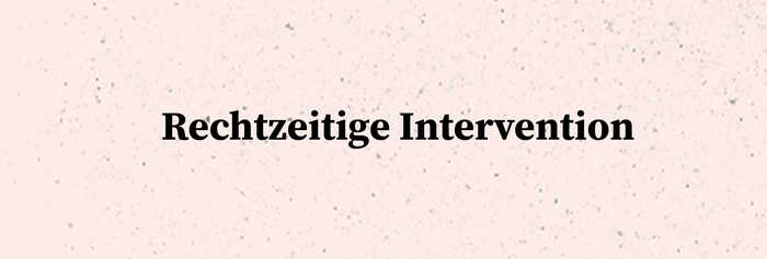 Beige gesprengelter Hintergrund mit Schriftzug „Rechtzeitige Intervention".